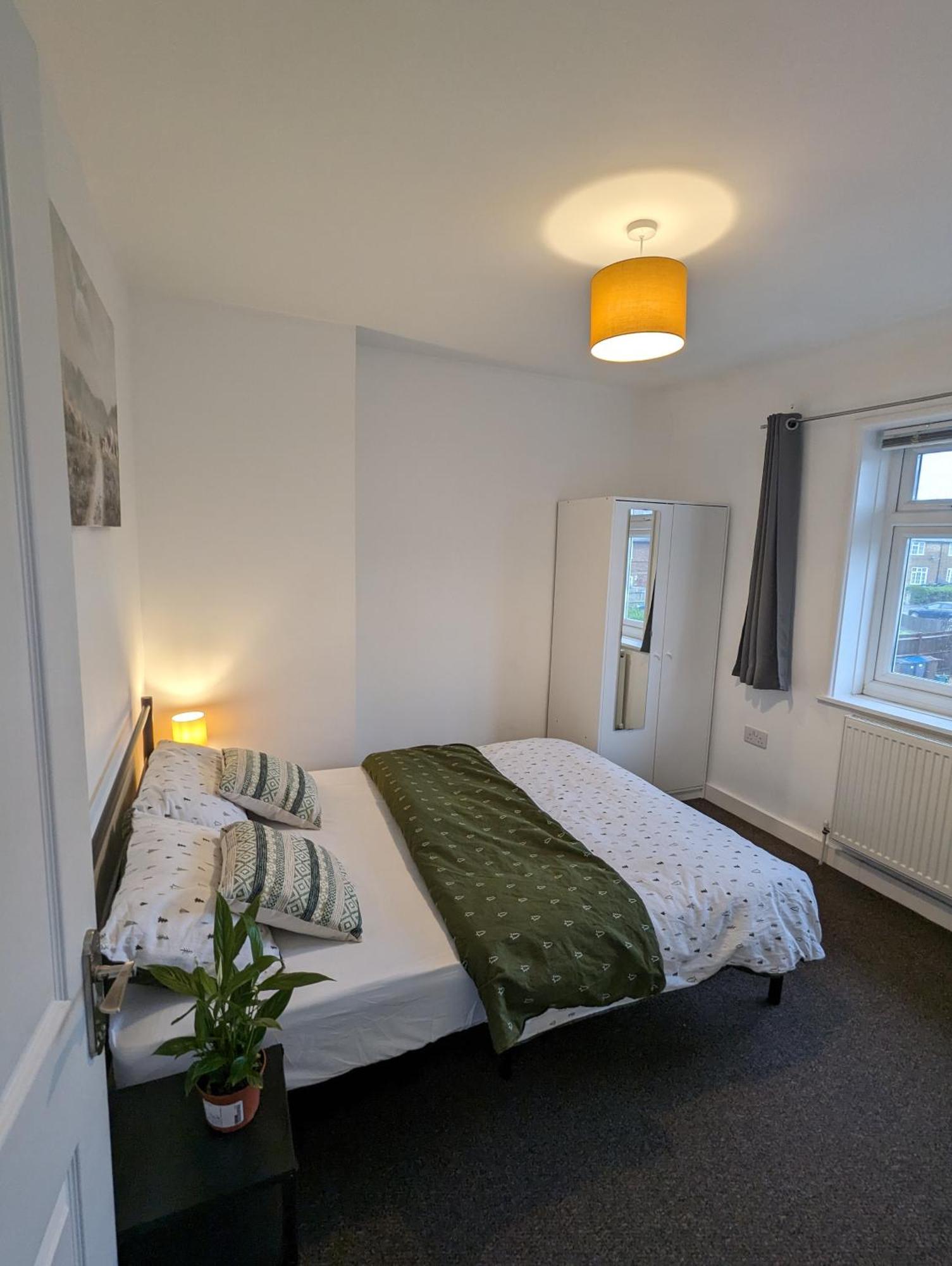 Fantastic 3-Bedroom House In London Morden  Exterior foto